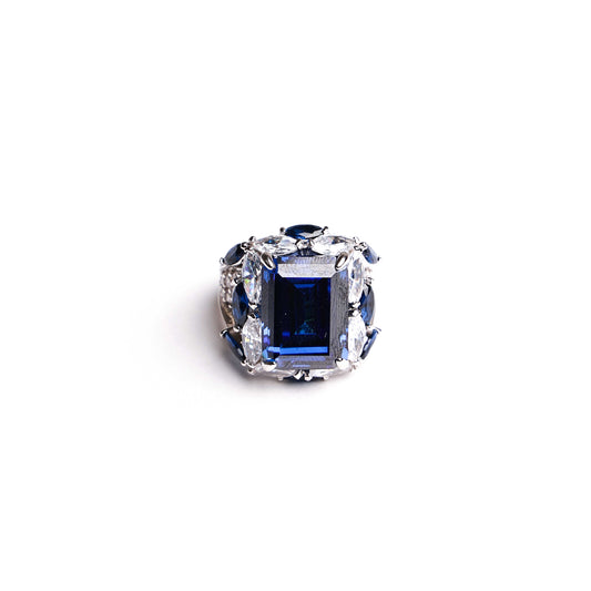 Anello taglio smeraldo e decoro marquise